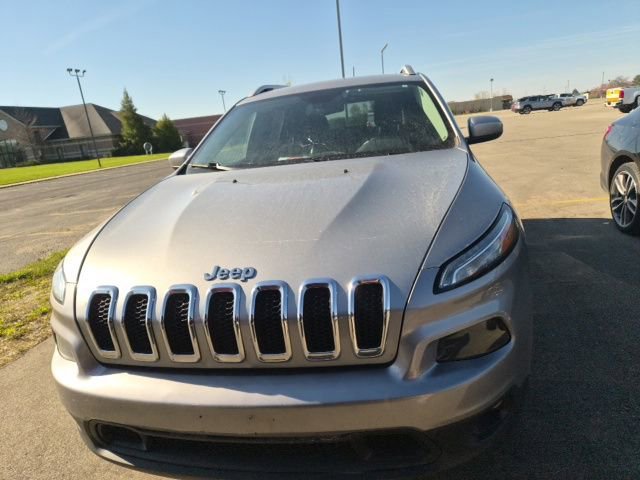 Used 2017 Jeep Cherokee Latitude w/ Cold Weather Group AWD/4WD image 2