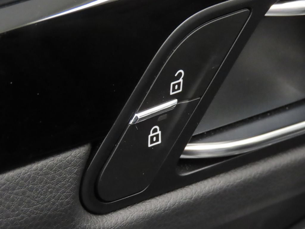 Certified 2026 Porsche Macan AWD/4WD image 37