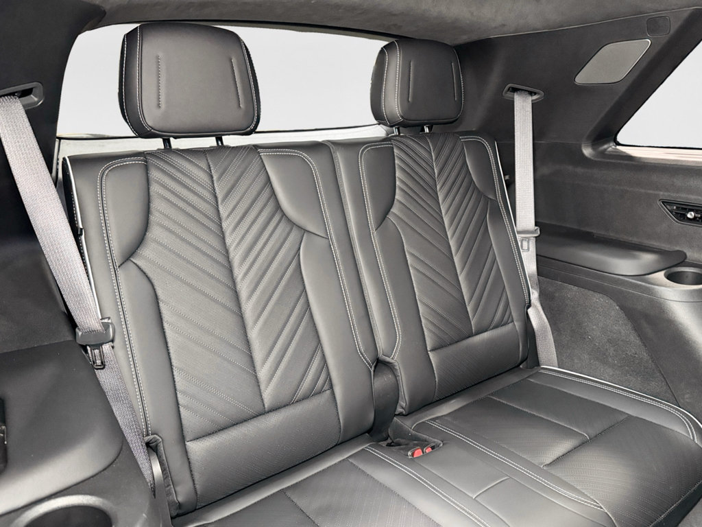 Used 2026 Cadillac Vistiq Platinum w/ LPO, Floor Liner Package AWD/4WD image 22