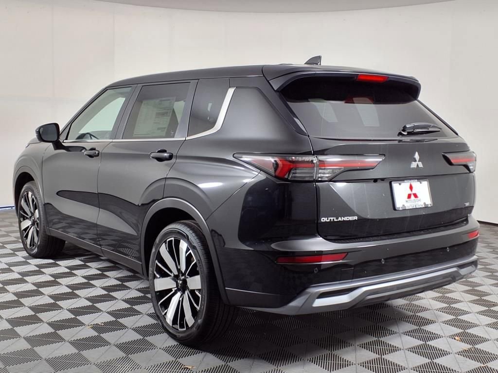 Used 2025 Mitsubishi Outlander SE image 5