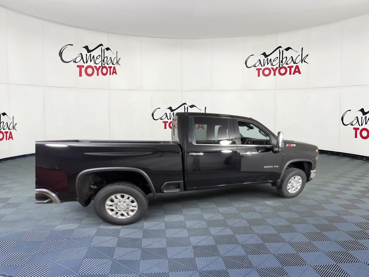 Used 2025 Chevrolet Silverado 3500 LTZ w/ LTZ Convenience Package AWD/4WD image 3