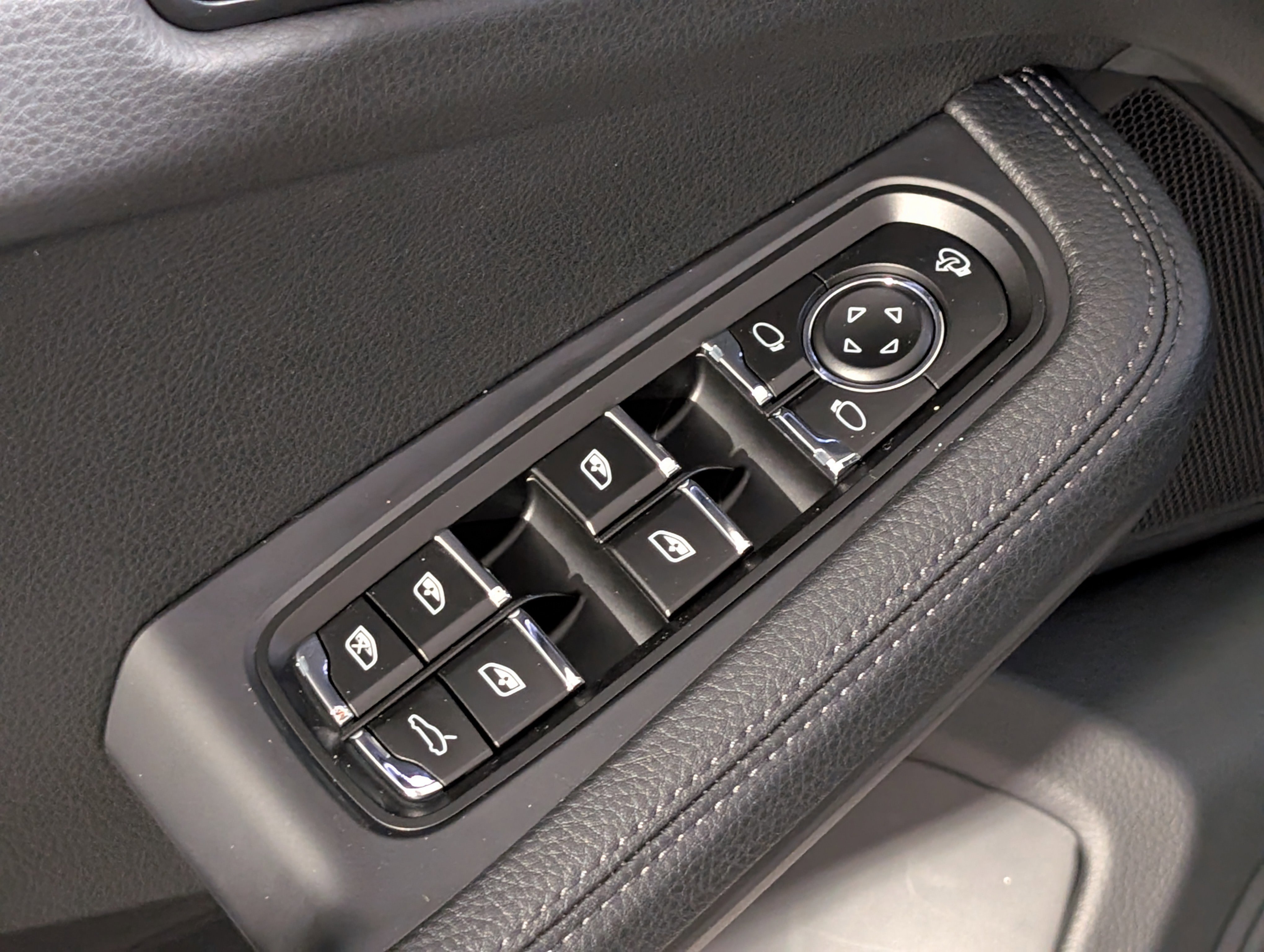 Certified 2025 Porsche Macan image 20