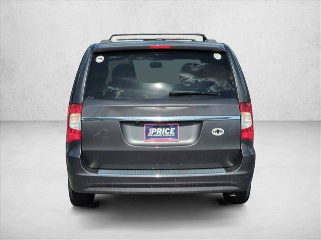 Used 2016 Chrysler Town & Country Touring FWD image 6