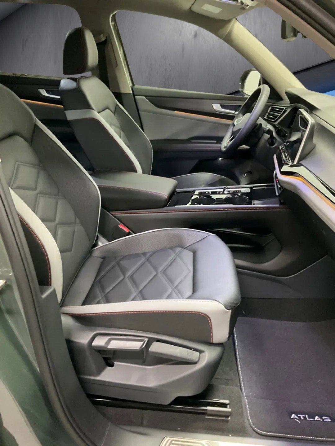 New 2026 Volkswagen Atlas Peak Edition AWD/4WD image 10