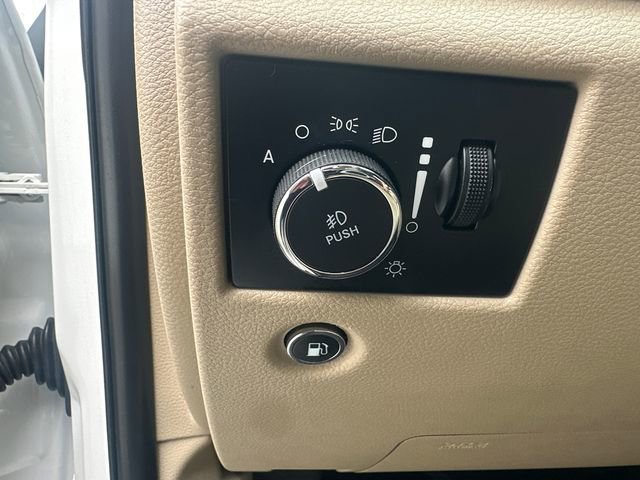 Used 2019 Jeep Grand Cherokee Limited w/ Luxury Group II image 26