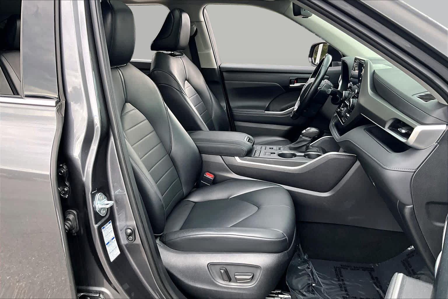 Used 2021 Toyota Highlander XLE AWD/4WD image 9