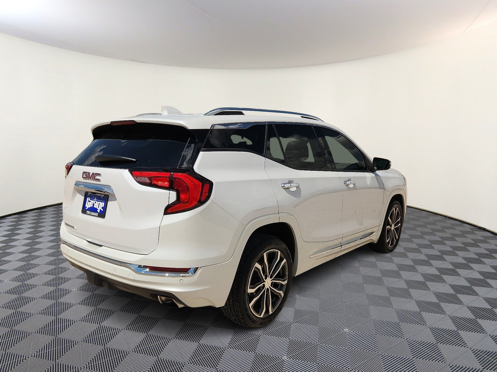 Used 2020 GMC Terrain Denali w/ Denali Premium Package FWD image 4