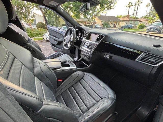 Used 2012 Mercedes-Benz ML 63 AMG 4MATIC w/ AMG Performance Pkg image 39