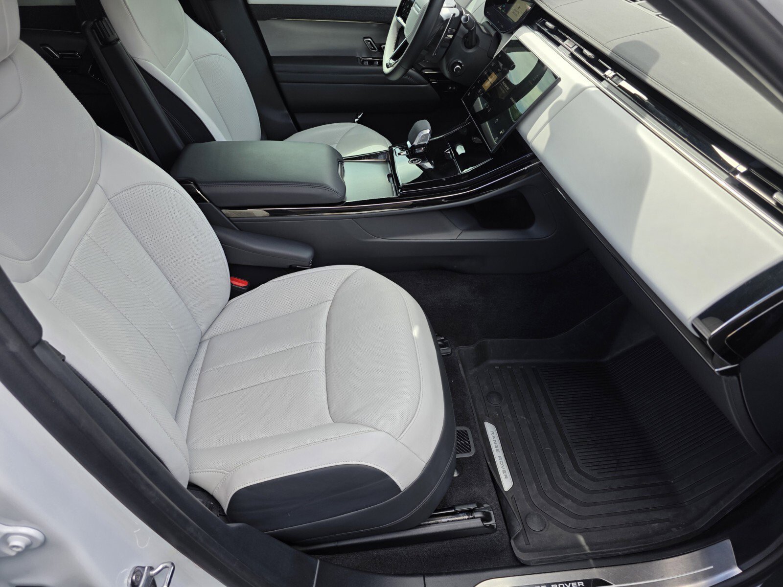 Used 2025 Land Rover Range Rover Sport Dynamic SE AWD/4WD image 3