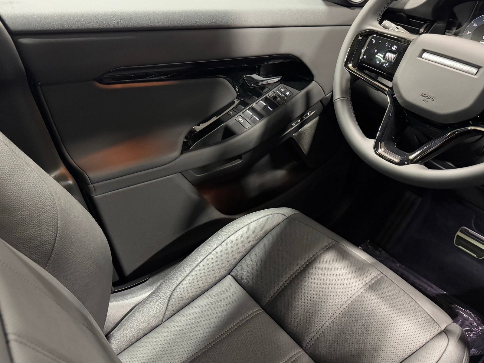 New 2026 Land Rover Range Rover Evoque Dynamic SE AWD/4WD image 37