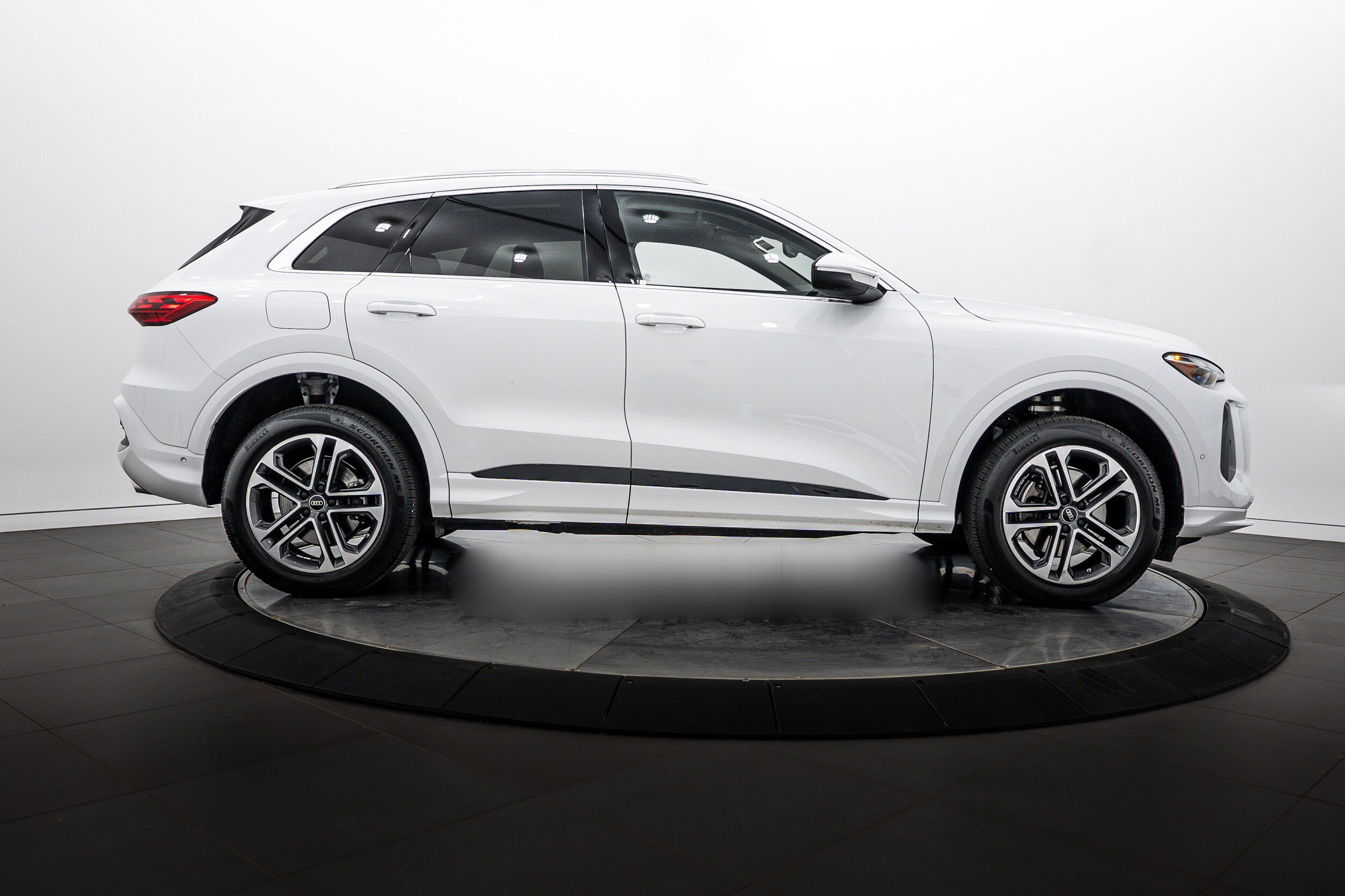 Used 2025 Audi Q5 Premium w/ Convenience Package AWD/4WD image 3