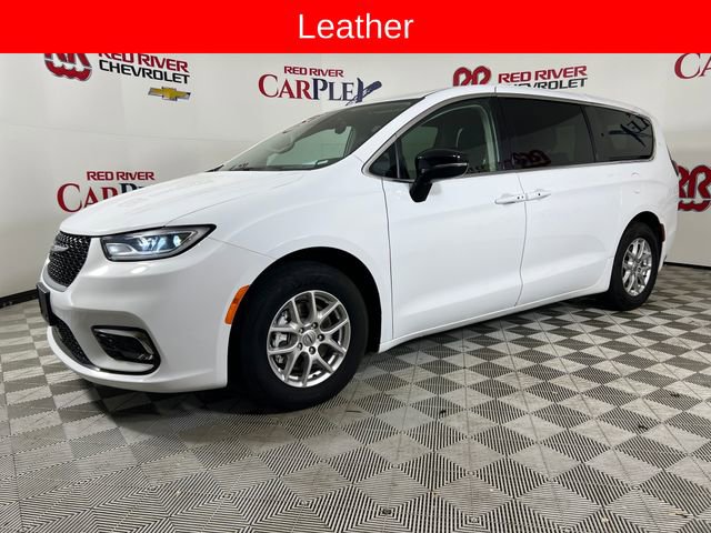 Used 2024 Chrysler Pacifica Touring-L image 4