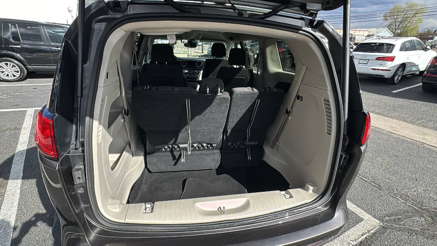 Used 2023 Chrysler Voyager LX FWD image 17
