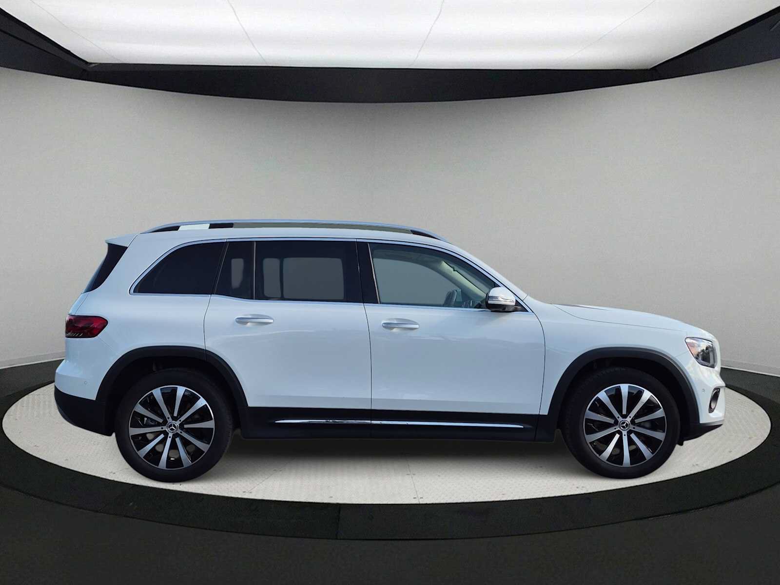 Used 2021 Mercedes-Benz GLB 250 4MATIC image 9