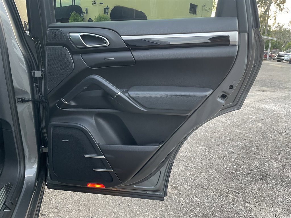 Used 2014 Porsche Cayenne Diesel Platinum Edition image 37