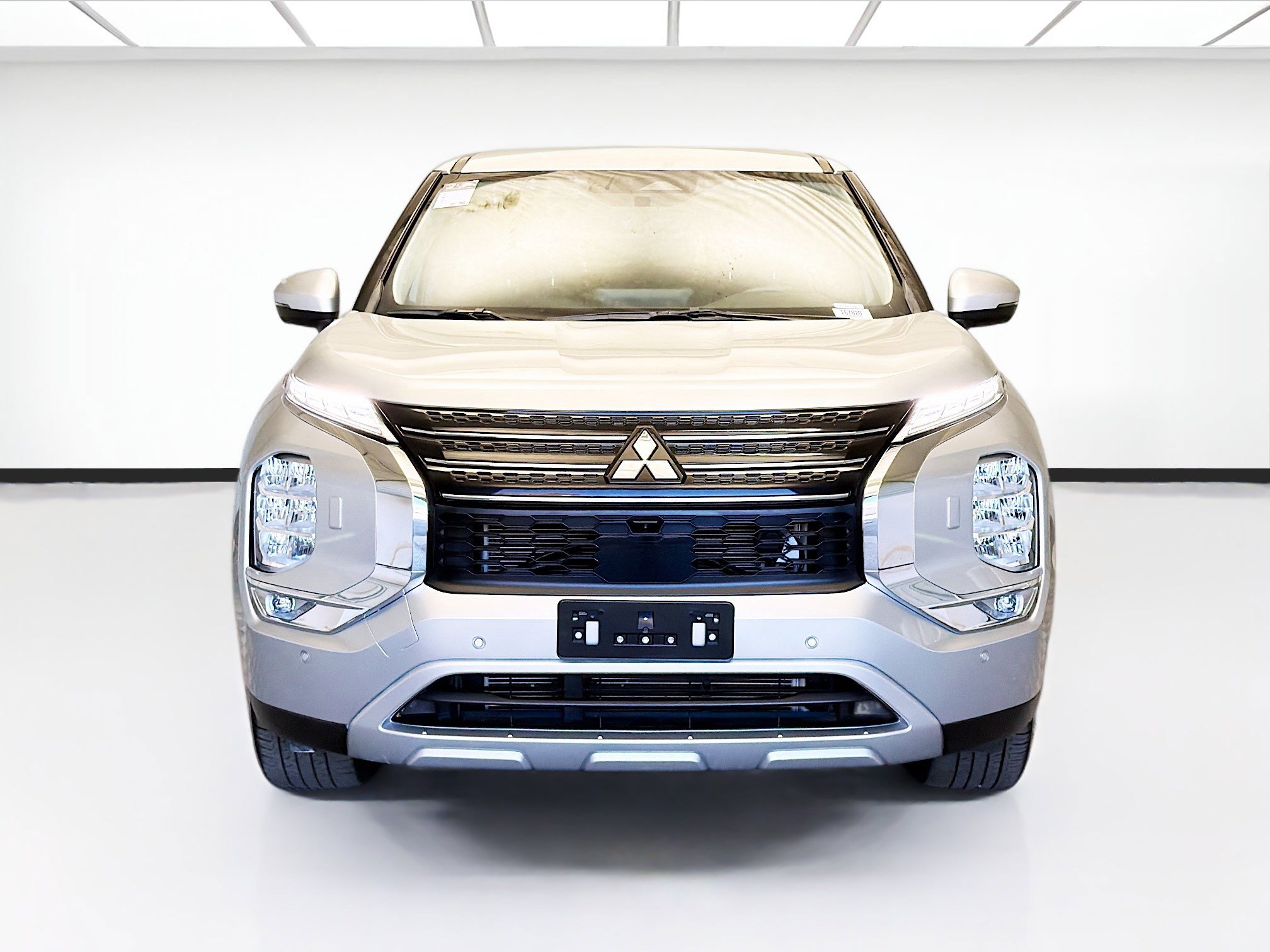 Used 2024 Mitsubishi Outlander SE image 2