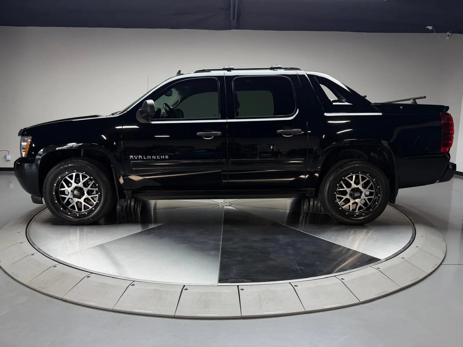 Used 2012 Chevrolet Avalanche LS AWD/4WD image 4