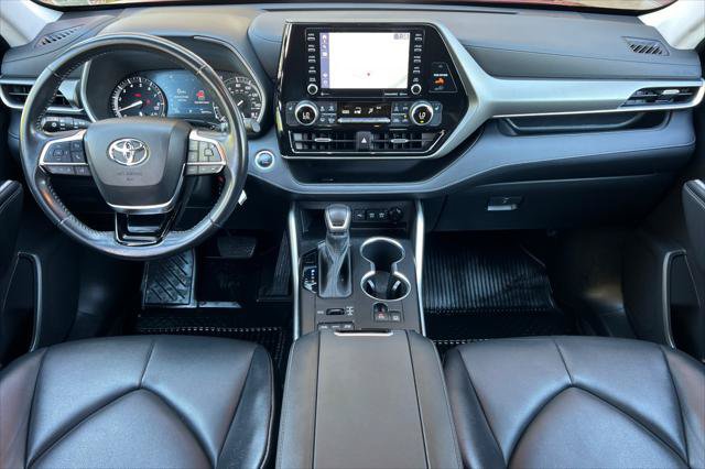Certified 2021 Toyota Highlander XLE AWD/4WD image 3