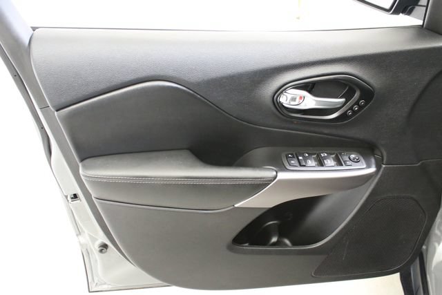 Used 2022 Jeep Cherokee Limited AWD/4WD image 22