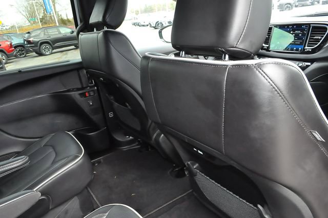 Used 2025 Chrysler Pacifica Limited image 23