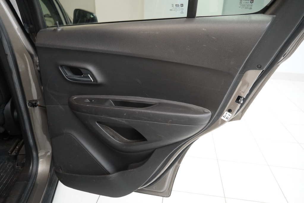 Used 2020 Chevrolet Trax LT w/ Driver Confidence Package FWD image 29