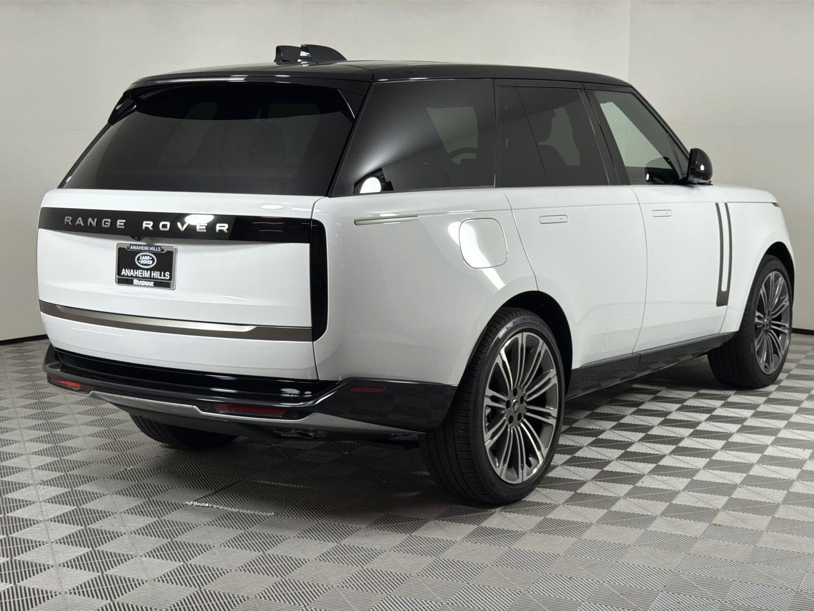 New 2025 Land Rover Range Rover SE image 5