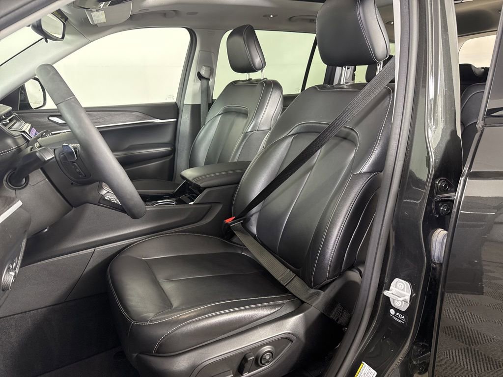 Used 2023 Jeep Grand Cherokee L Limited w/ Black Appearance Package AWD/4WD image 28