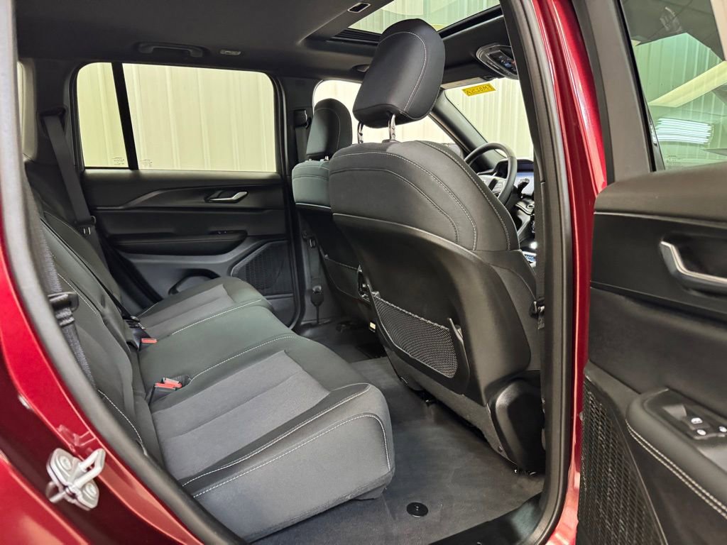 Used 2025 Jeep Grand Cherokee Laredo X w/ Luxury Tech Group I image 24