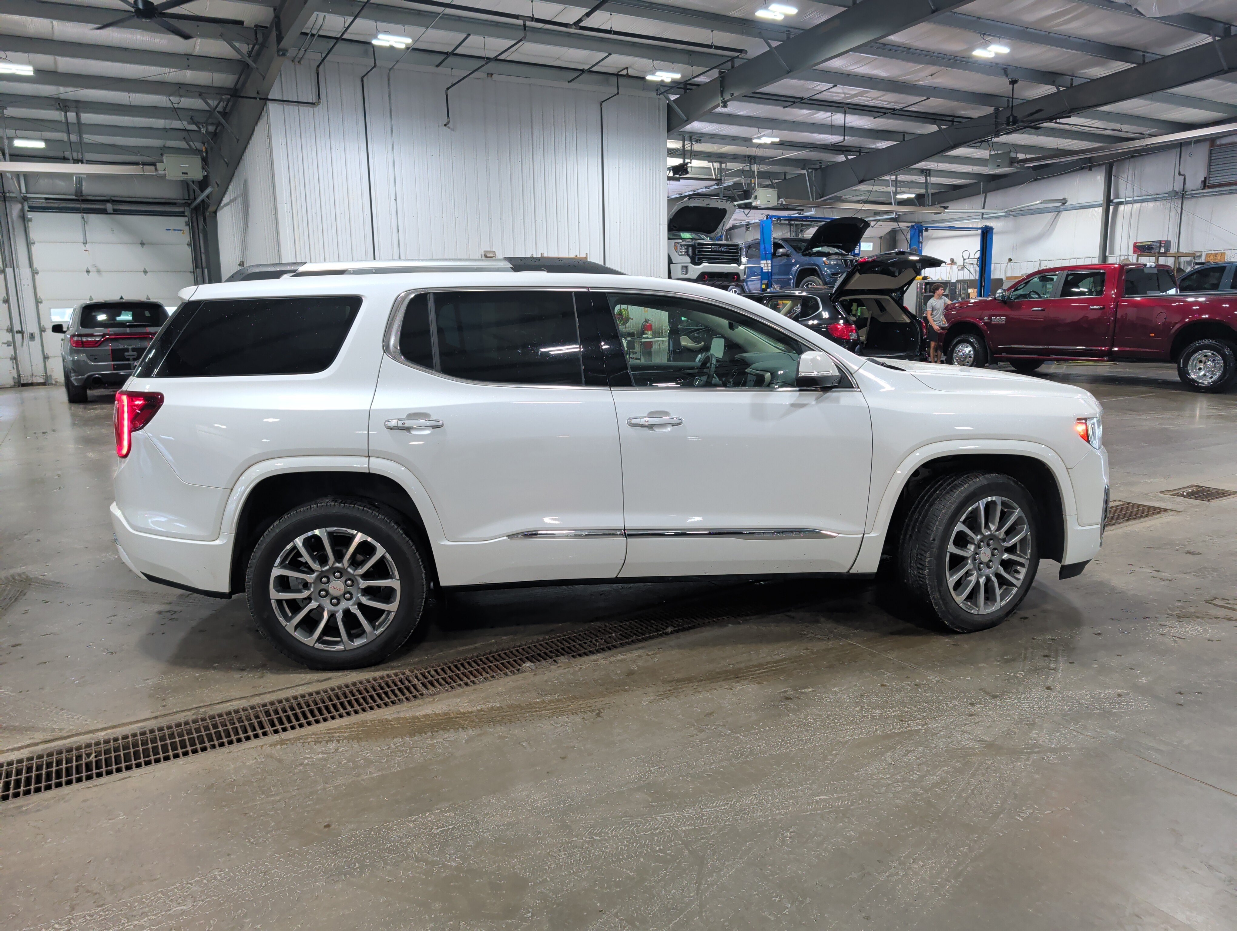 Used 2023 GMC Acadia Denali w/ Denali Technology Package AWD/4WD image 2