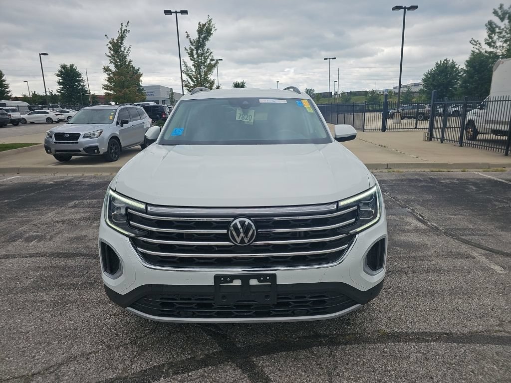 Used 2025 Volkswagen Atlas SE AWD/4WD image 2