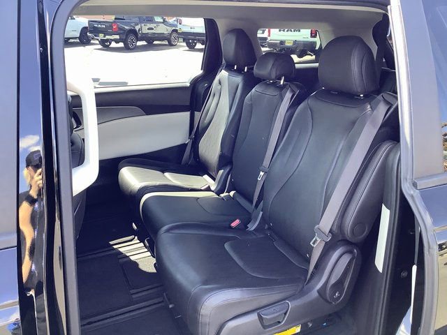 Used 2022 Kia Carnival LX image 23