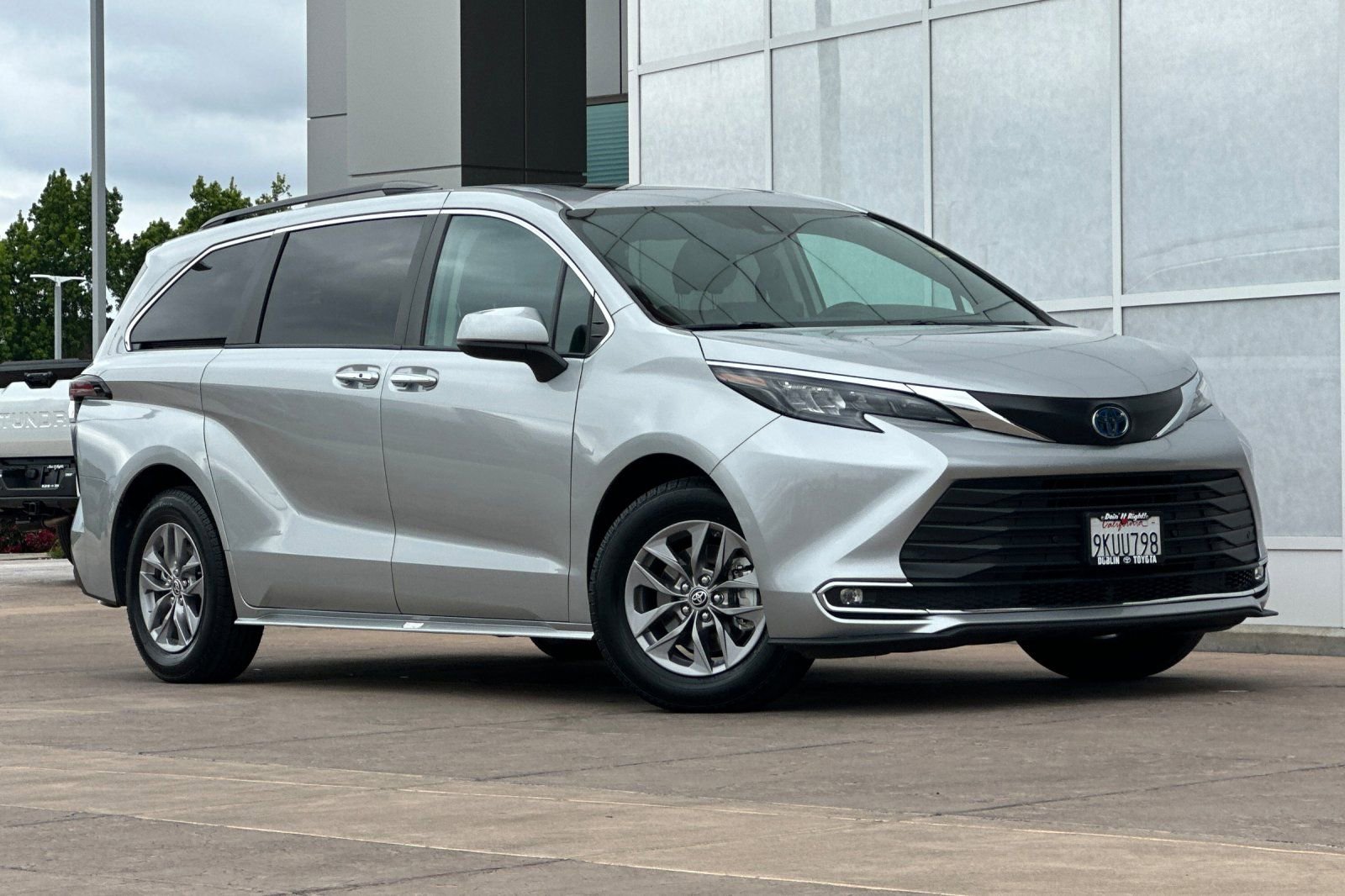 Certified 2024 Toyota Sienna XLE FWD video 2