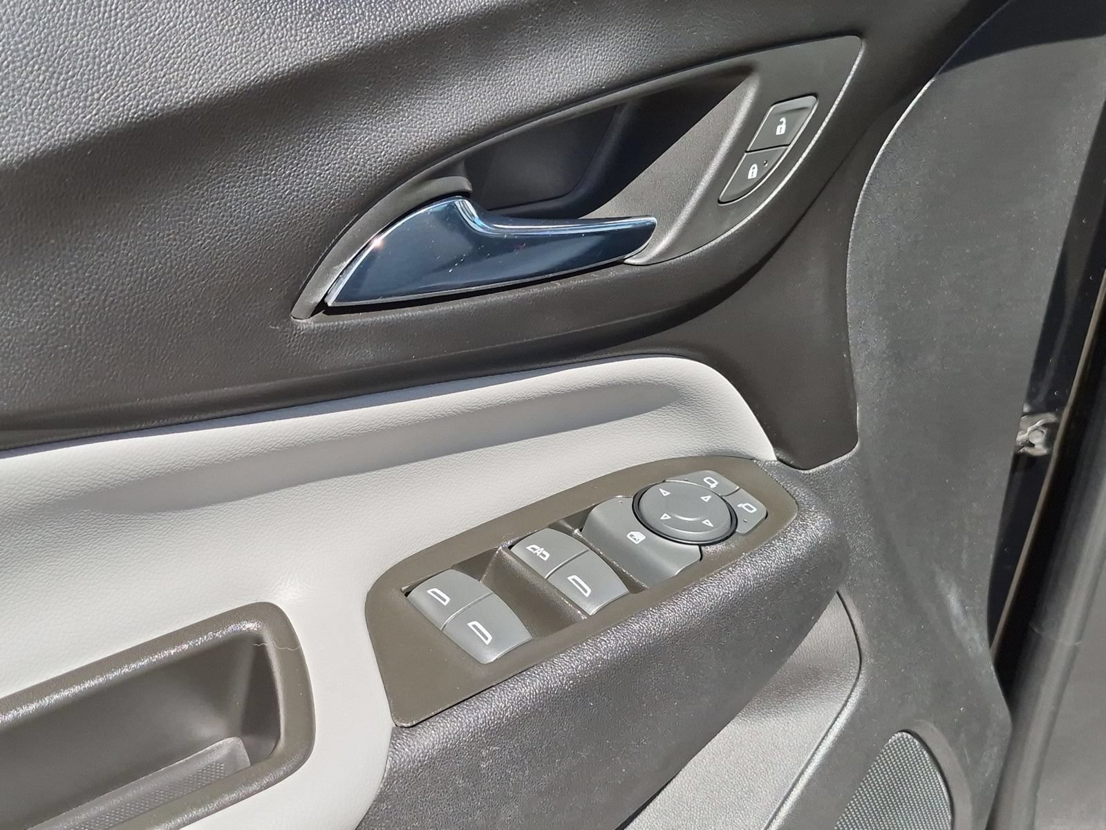 Used 2023 Chevrolet Equinox LS w/ LPO, Cargo Package FWD image 12