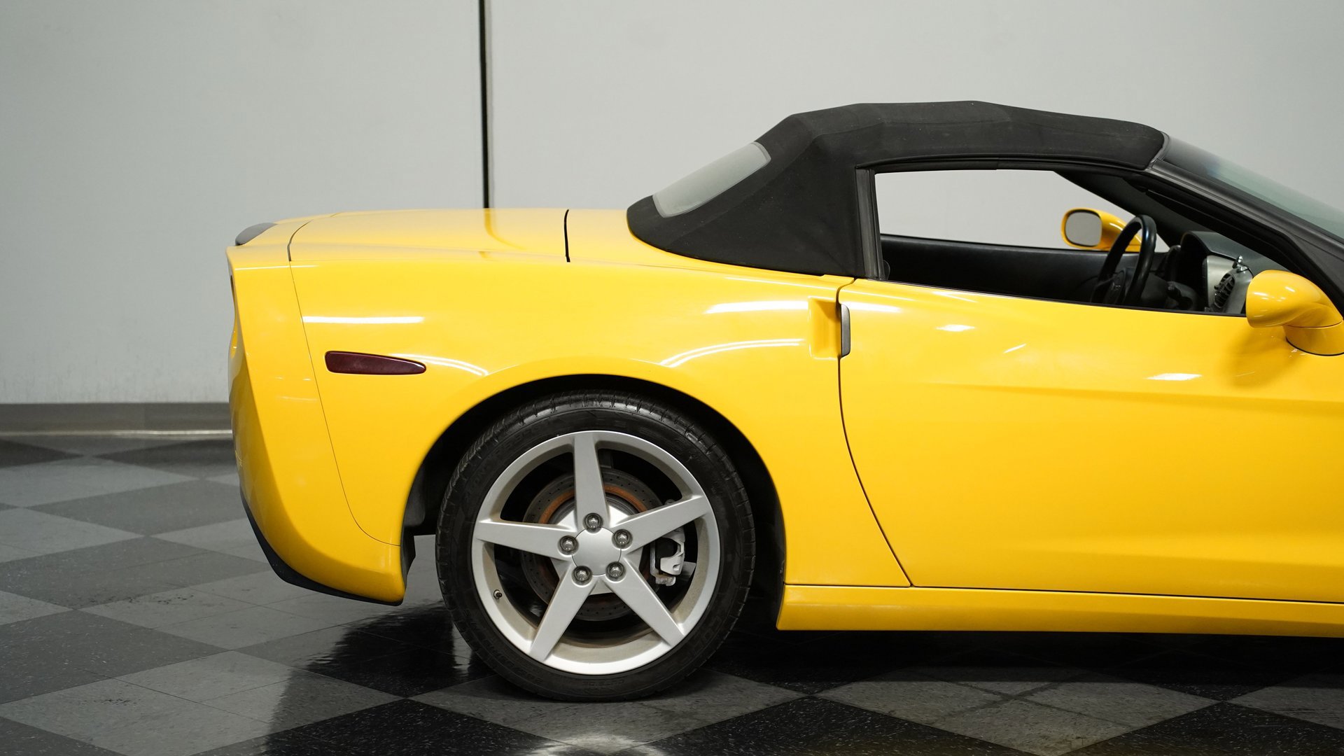 Used 2005 Chevrolet Corvette Convertible w/ Performance Handling Package image 23