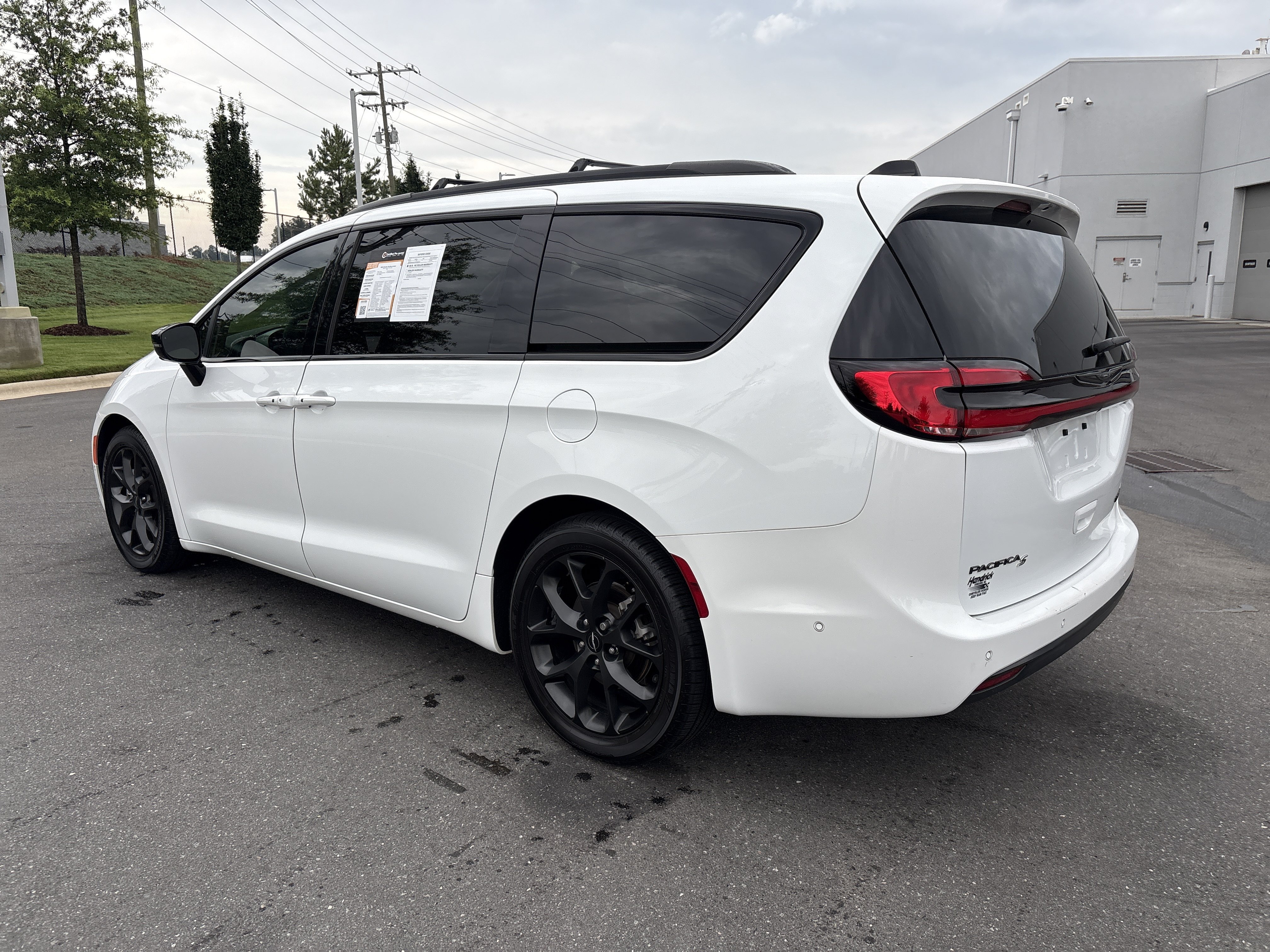 Used 2023 Chrysler Pacifica Limited w/ Uconnect Theater Family Group FWD image 7