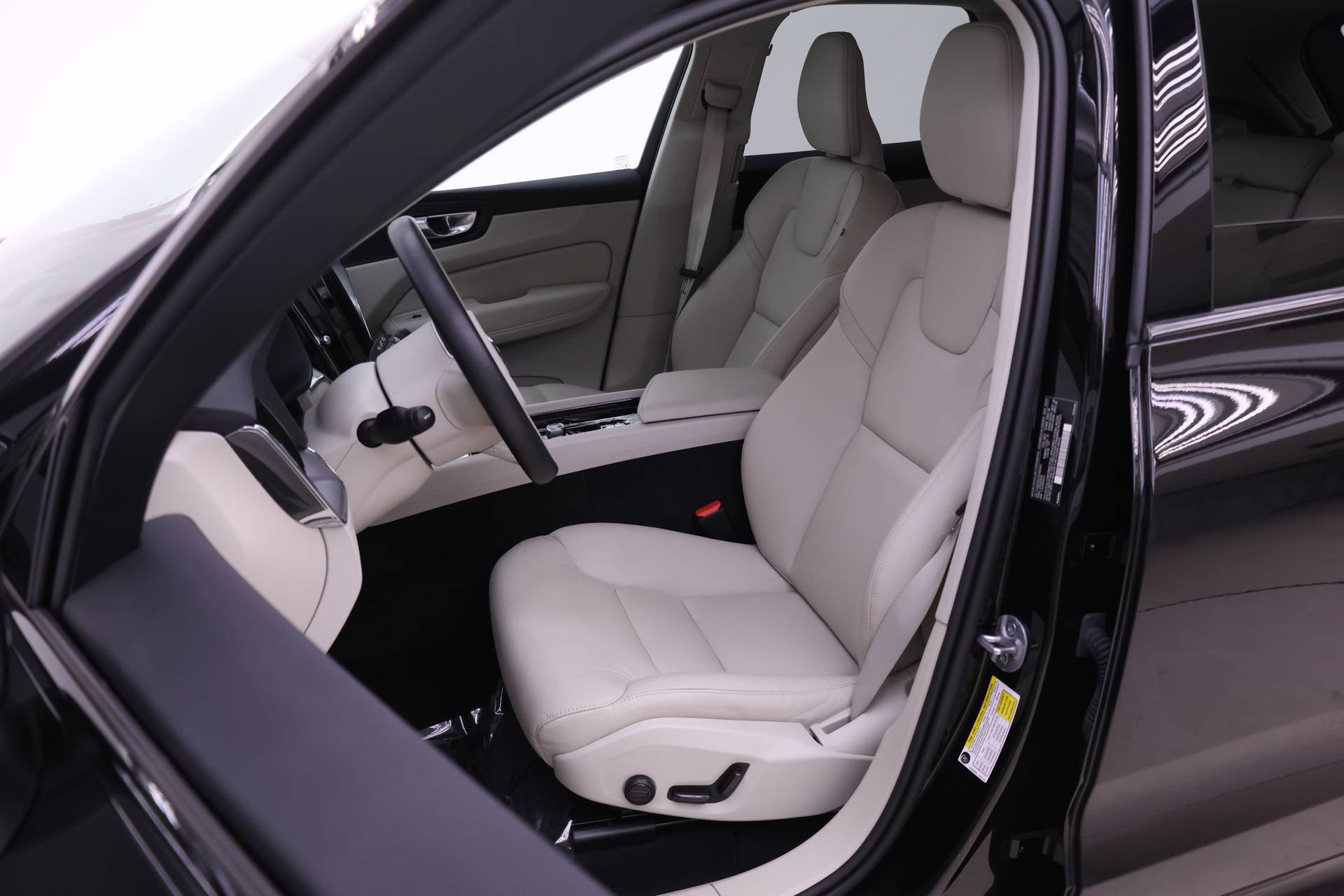 Certified 2025 Volvo XC60 B5 Core AWD/4WD image 7