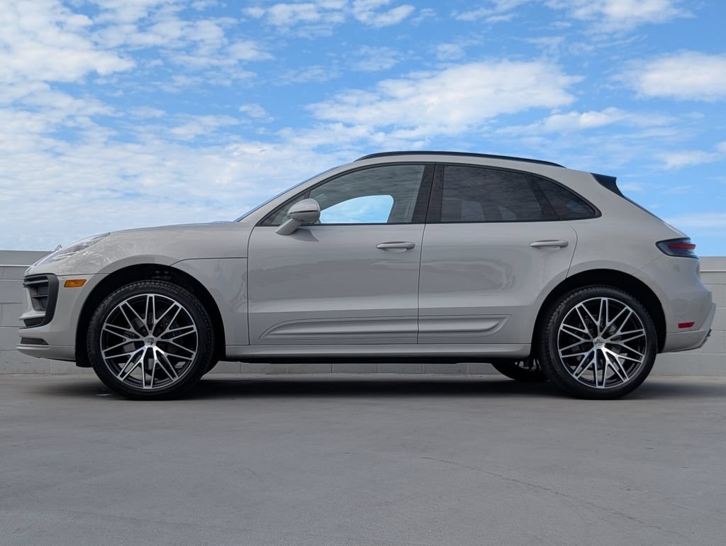 Certified 2025 Porsche Macan AWD/4WD image 2