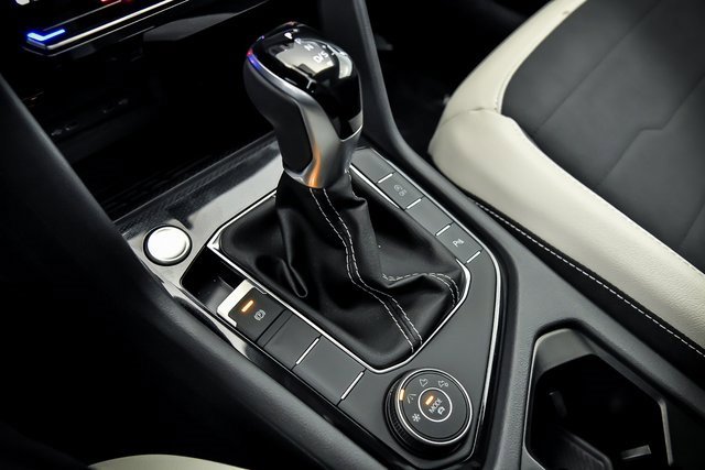 Certified 2025 Volkswagen Taos SE w/ Panoramic Sunroof Package image 16