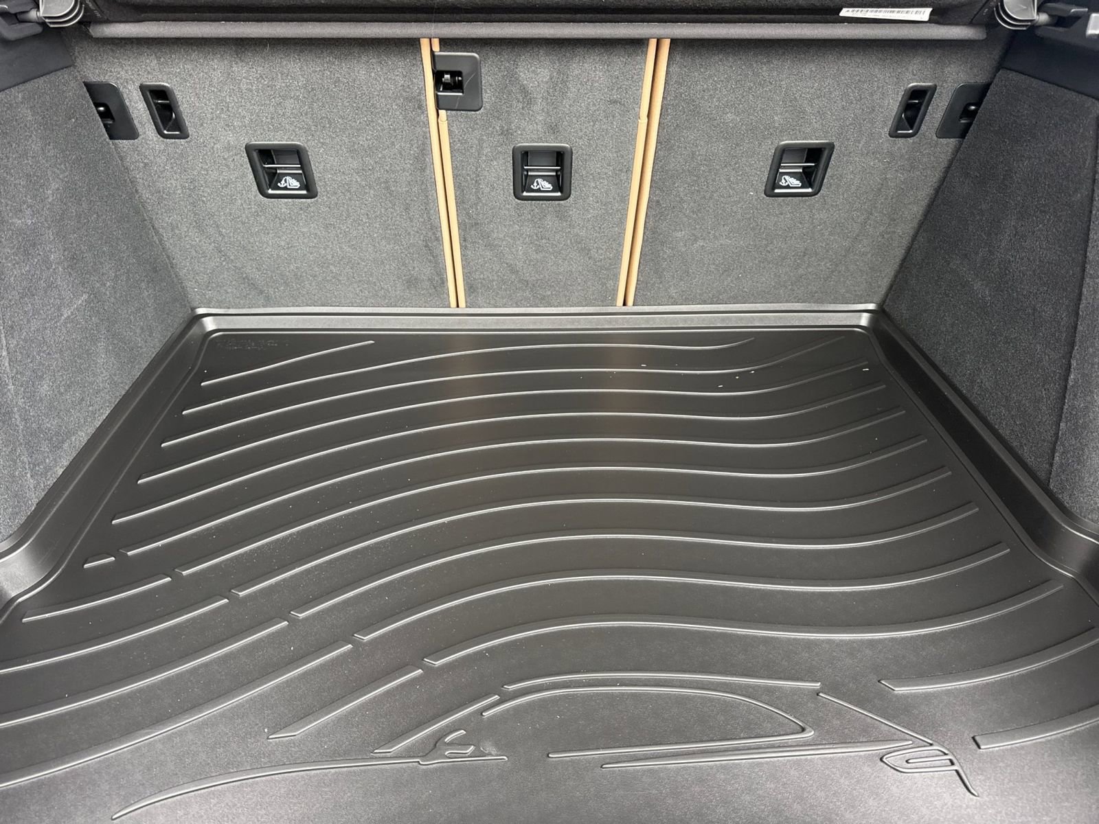 Certified 2025 Porsche Macan image 17