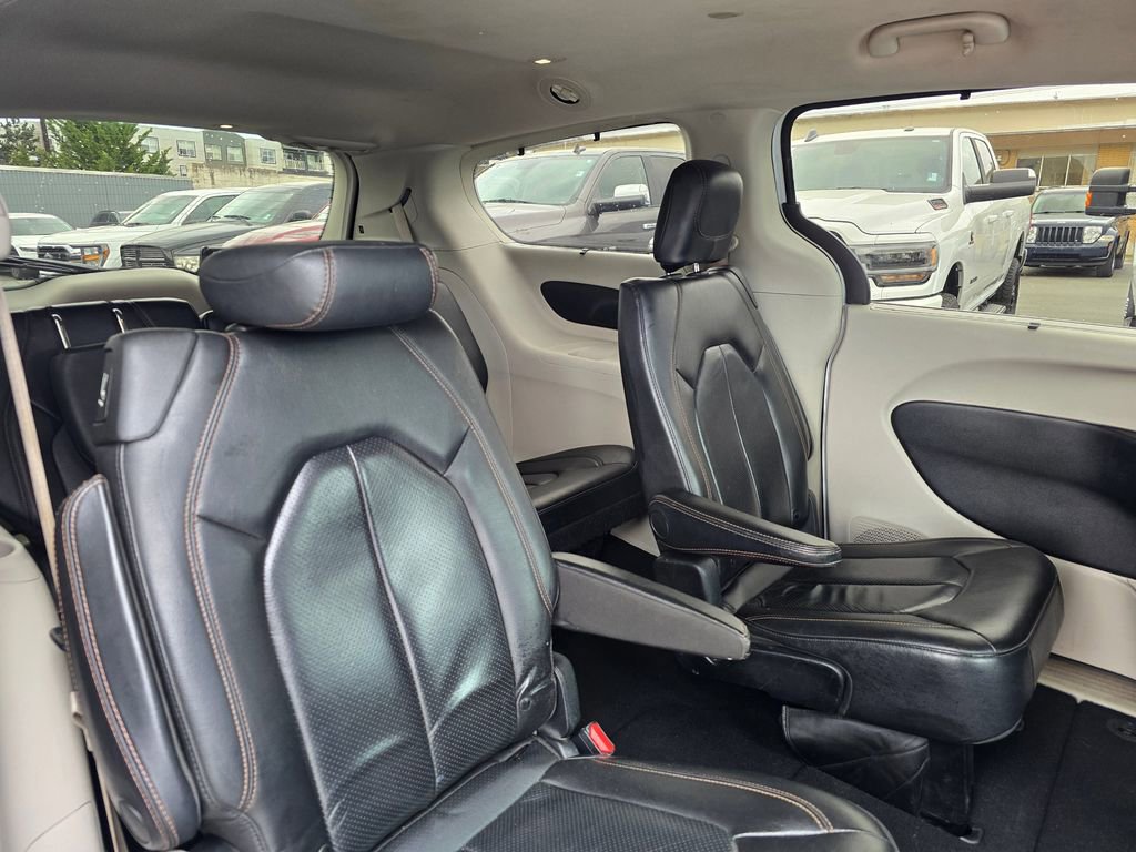 Used 2020 Chrysler Pacifica Touring-L FWD image 15