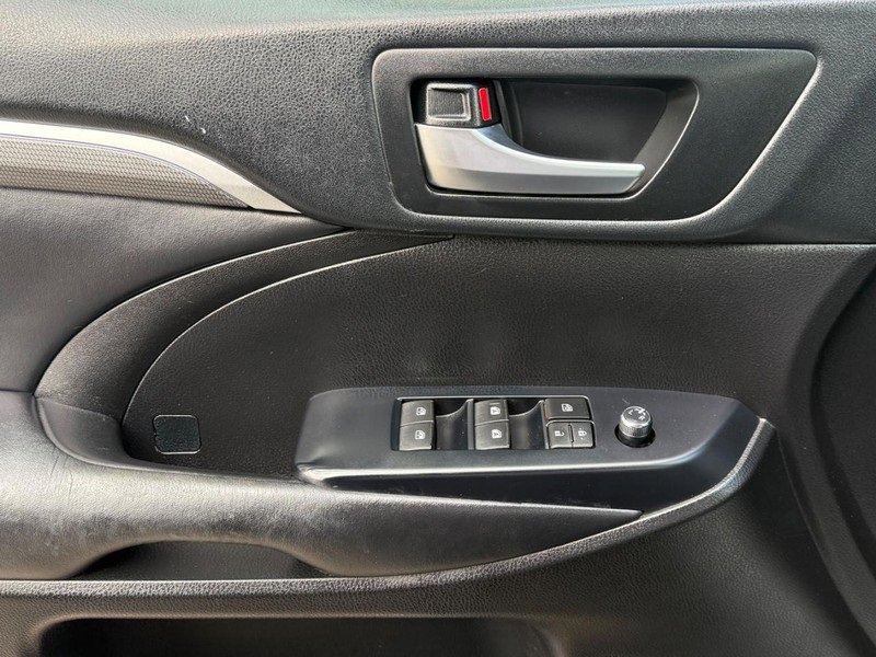 Used 2019 Toyota Highlander SE image 23