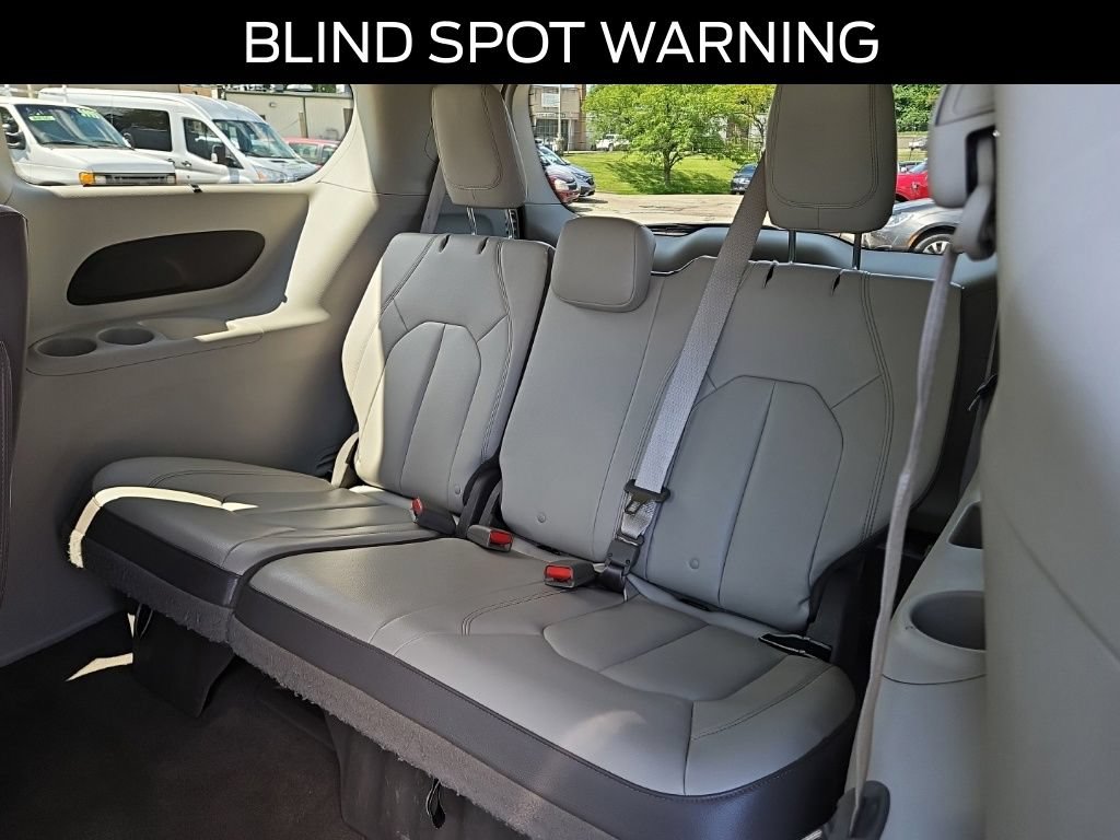 Used 2017 Chrysler Pacifica Touring-L w/ Tire & Wheel Group FWD image 16