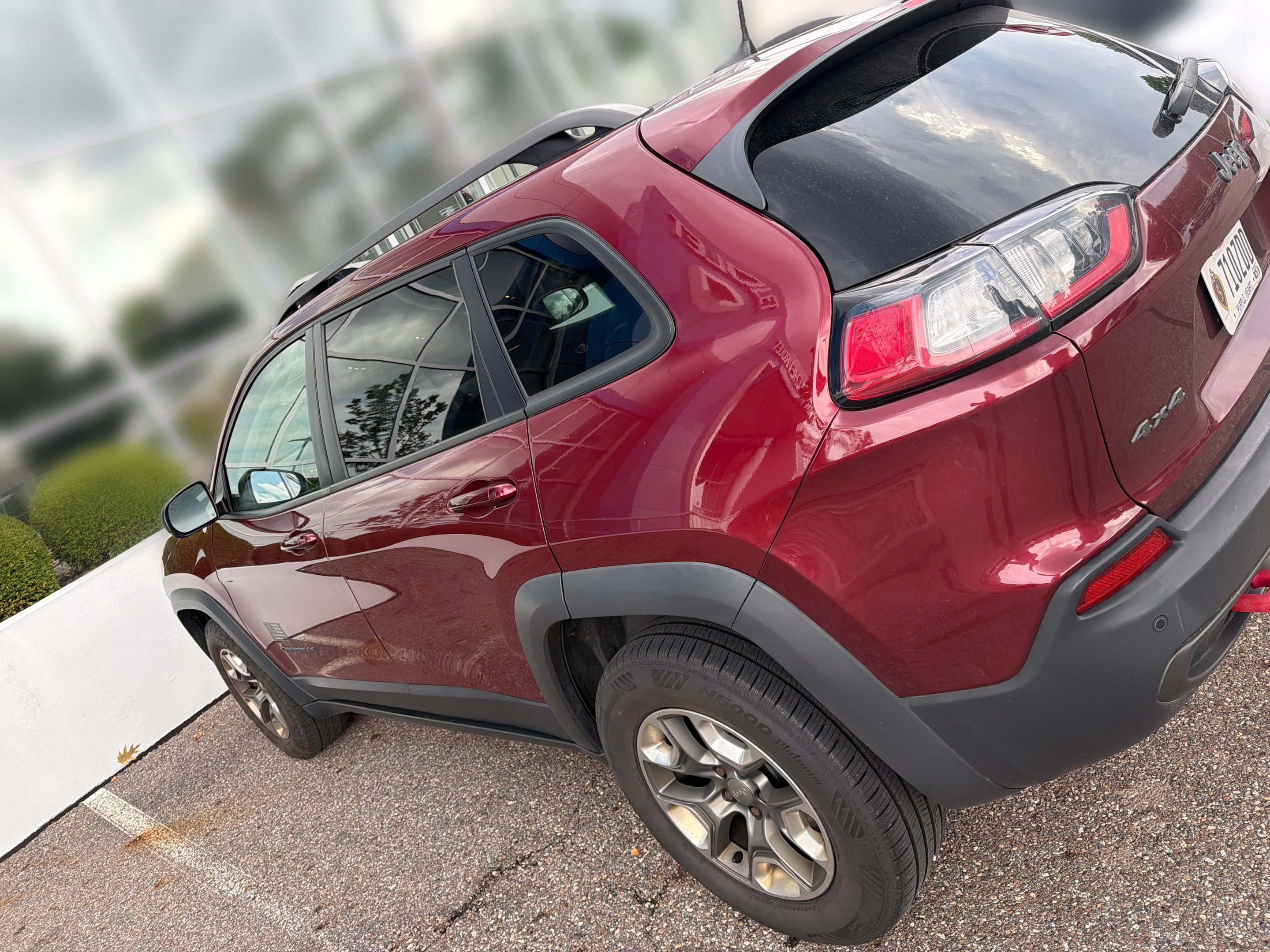 Used 2019 Jeep Cherokee Trailhawk AWD/4WD image 4