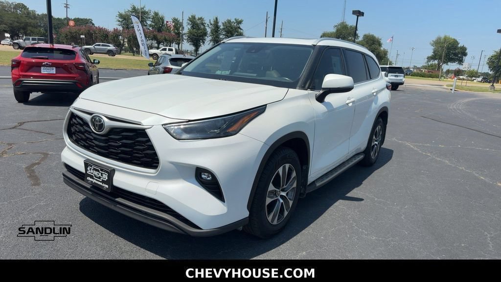 Used 2022 Toyota Highlander XLE FWD image 4