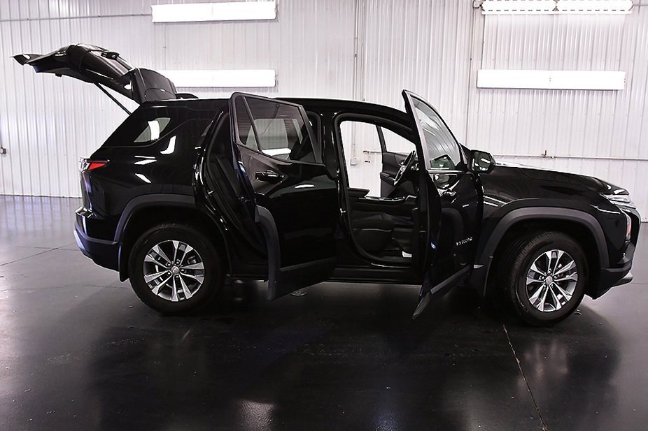 Used 2025 Chevrolet Equinox LT w/ Safety and Technology Package image 29