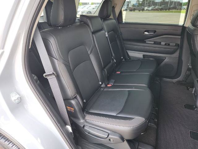 Certified 2024 Nissan Pathfinder SL w/ Black Appearance Package FWD image 16