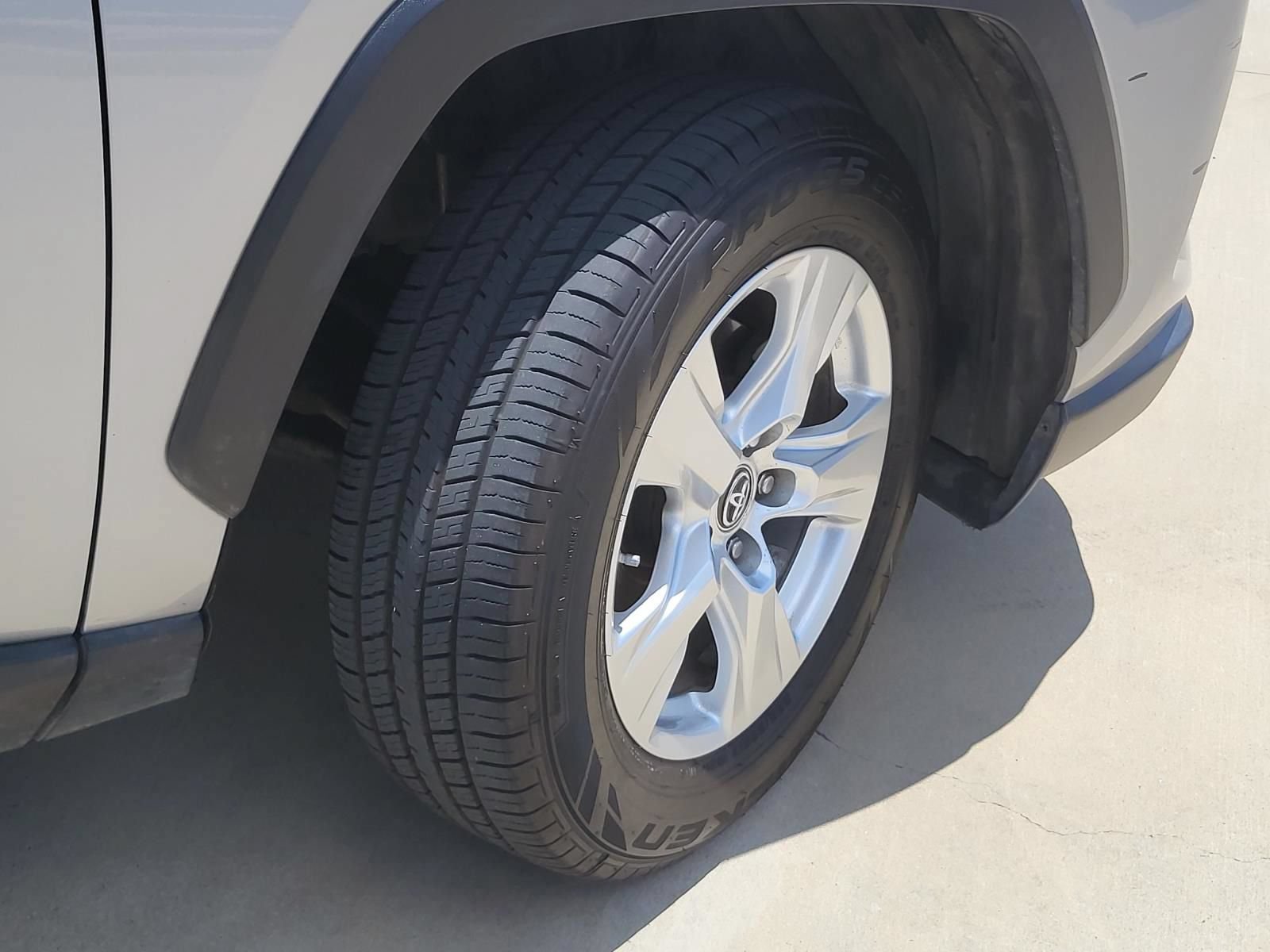 Used 2019 Toyota RAV4 XLE FWD image 5
