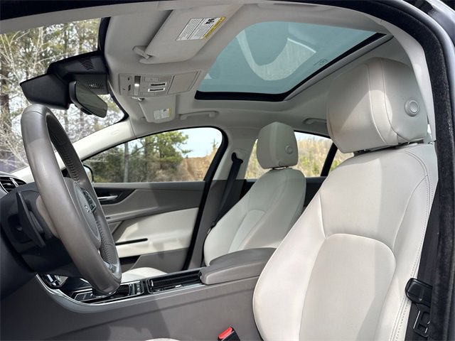 Used 2019 Jaguar XE Premium image 16