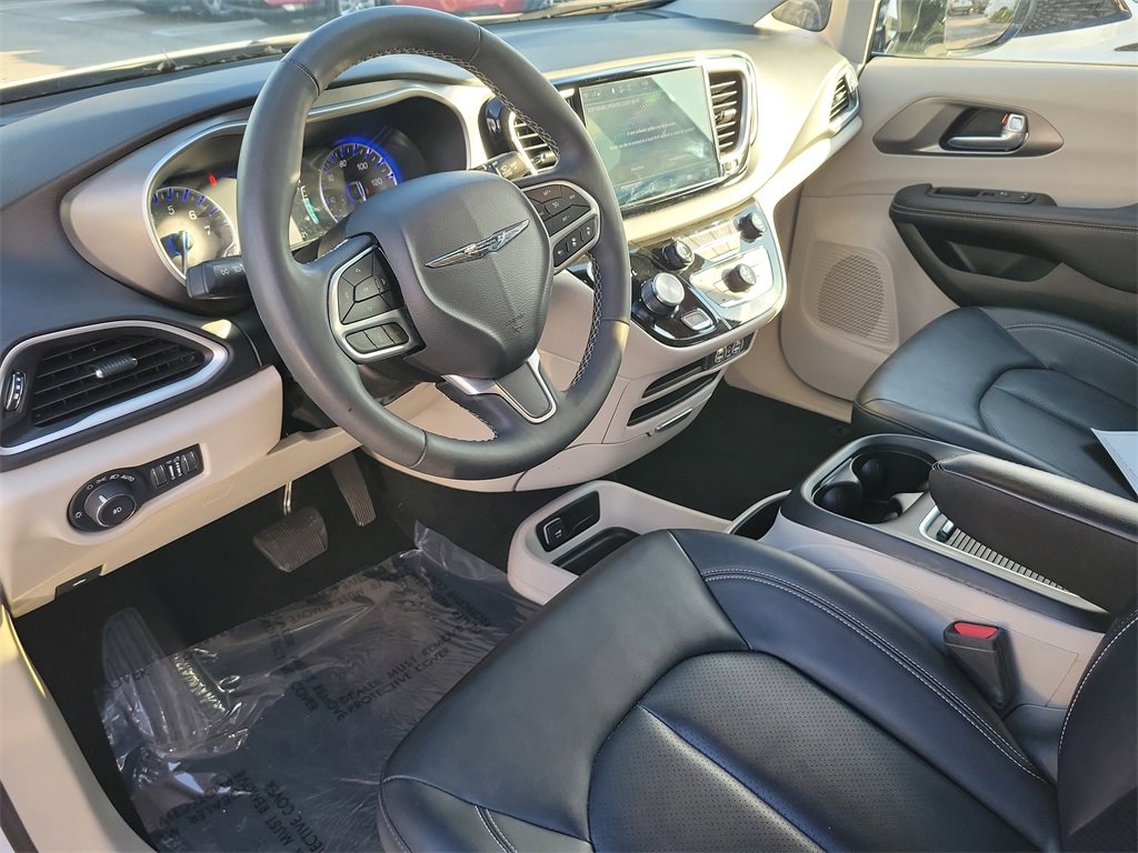 Used 2024 Chrysler Pacifica Touring-L image 14