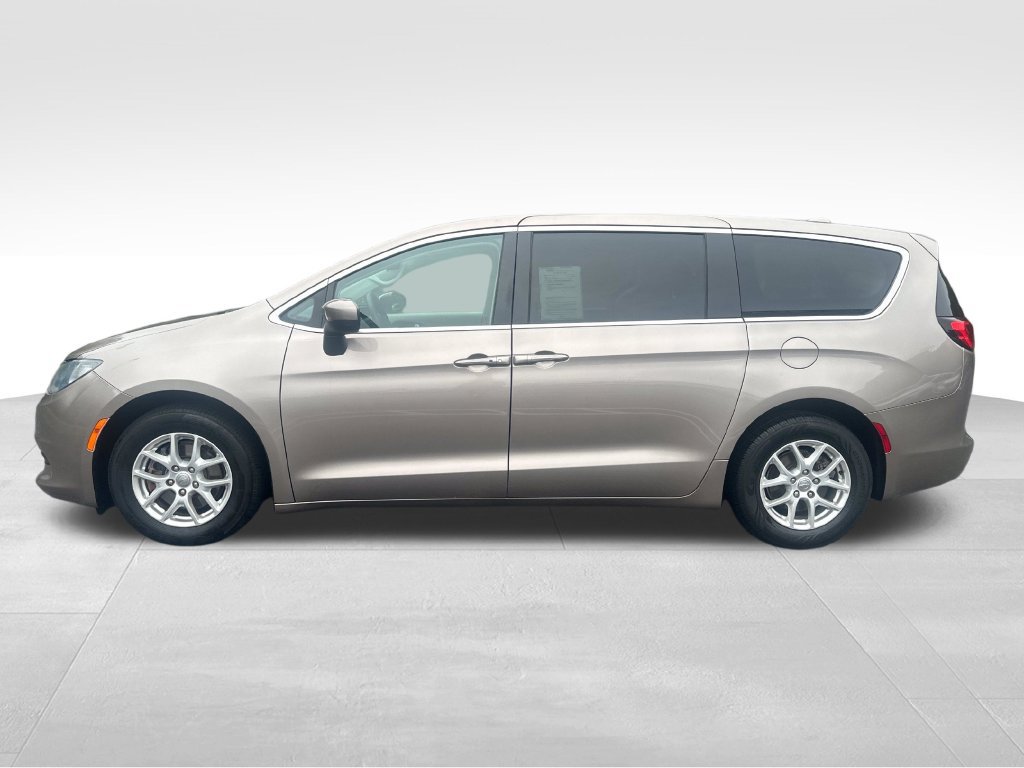 Used 2017 Chrysler Pacifica LX FWD image 3